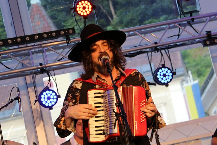 Ebenso der Italiener Luca Bassanese mit seiner Band.