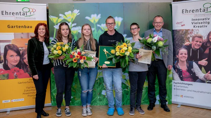 Die Gewinner Michael Poßegger, Gewinner der goldenen Gärtnerschere, 4. Fachschulklasse; Severin Biedermann, 2. Fachschulklasse, Vanessa Gregoric, 4. Fachschulklasse, Strasser Lisa, 3. Berufschulklasse; mit Direktorin Waltraud Stroj und Fachbereichsleiter Ronald Pistrol.