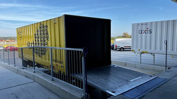 Die sogenannten "Wechselaufbaubrücken" sind austauschbare Ladungsträger, die von Trägerfahrzeugen wie Lkws komplett getrennt werden können.