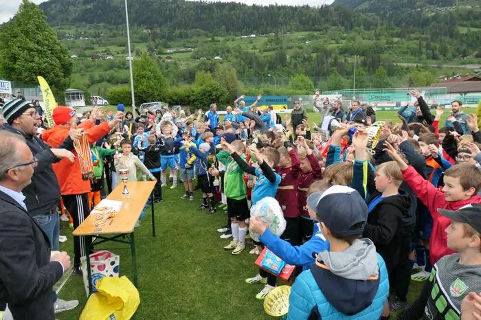 Groß war die Aufregung vor der Siegerehrung. Alle stimmten in die Hymne „We Are The Champions“ mit ein und machten dabei die Welle.