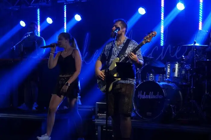 Im großen Festzelt sorgte die sechsköpfige Band „Heckenklescher“ mit Sängerin Alina Peter mit einem Mix aus Volksmusik, Schlager und Pop für gute Stimmung