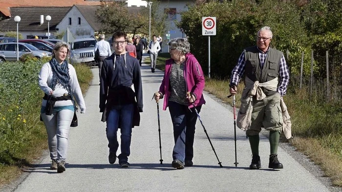Über 200 Wanderer und Thermengäste nahmen die zehn kilometerlange Rundstrecke um Bad Blumau in Angriff.