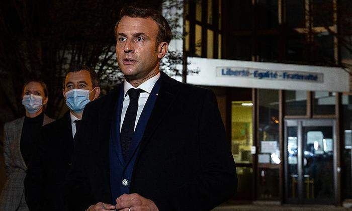 Staatschef Emmanuel Macron hielt eine Rede vor der Schule, an der der Lehrer unterrichtet hatte