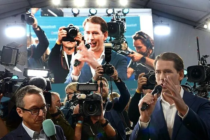Unbeeindruckt davon warten die ÖVP-Massen darauf, ihren Frontmann mit Jubel begrüßen zu dürfen