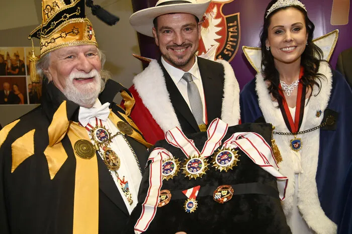 Kärntens Faschingspräsident Bruno Arendt brachte eine Ordensflut aus Villach nach Spittal.