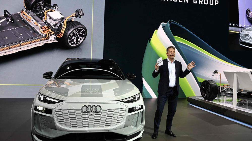 Audi-Chef Gernot Döllner mit dem elektrischen Q6 e-tron – aufgebaut auf einer neuen E-Plattform mit Reichweiten um 600 Kilometer