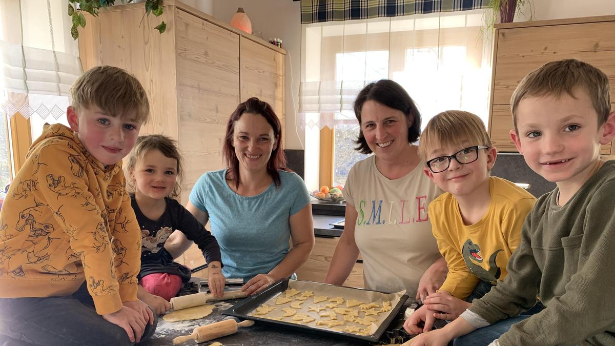 Clemens, Theresa, Fabio und Maxi (von links) backen zusammen mit Nicole Fladl und Marianne Rossmann