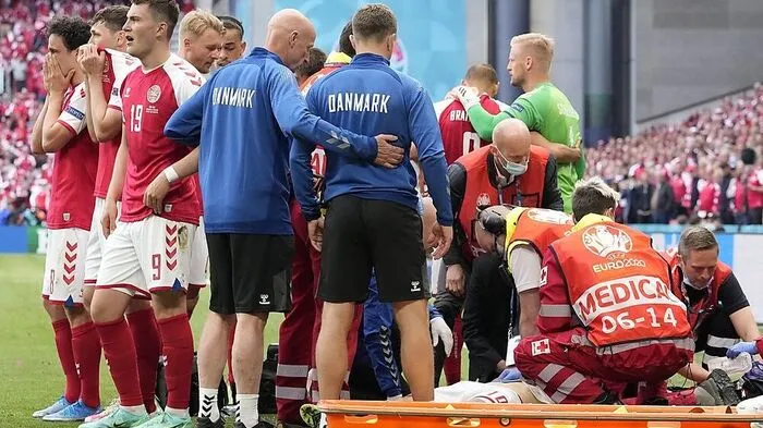 Die Mannschaft bildete ein Schutzschild um ihren Mitspieler