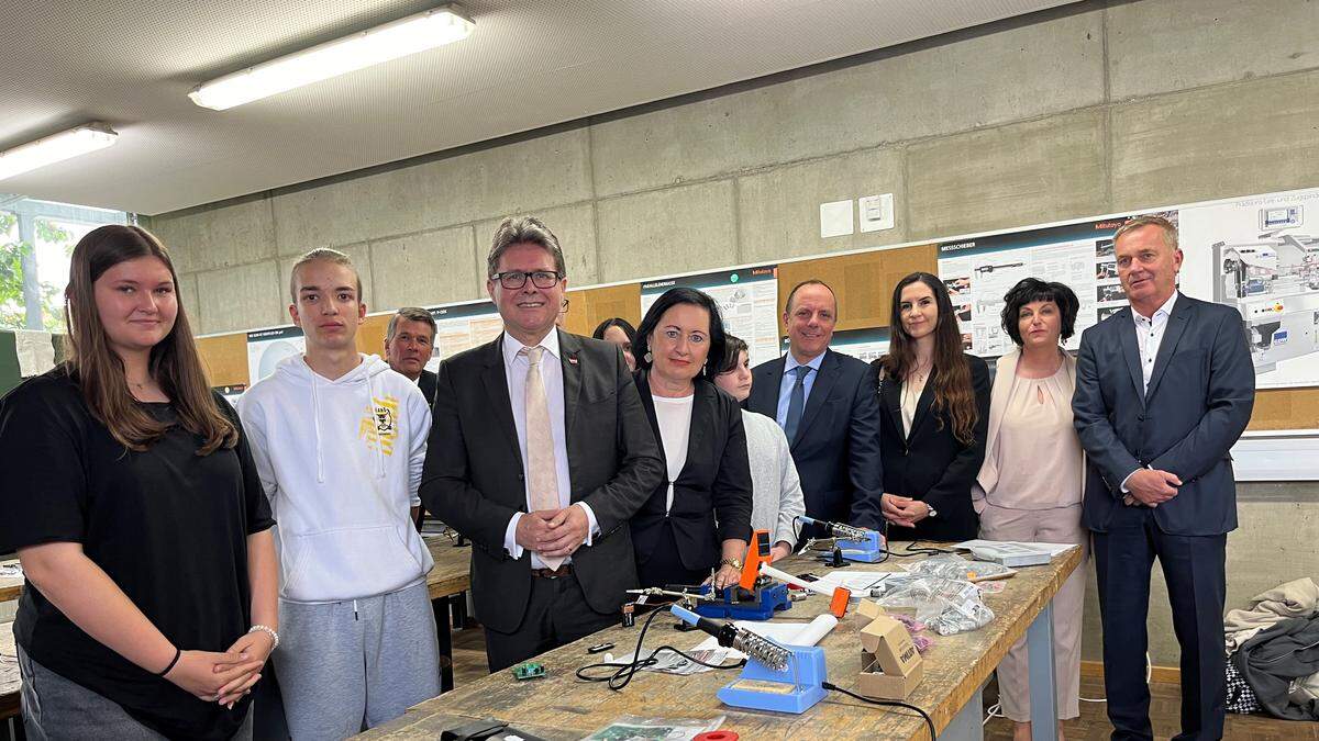 Am Poly in Gleisdorf: Minister Martin Polaschek (3.v.l.) mit Bildungsdirektorin Elisabeth Meixner, Bürgermeister Christoph Stark, TU-Rektor Horst Bischof, Direktor Albert Walter und weiteren Expertinnen und Experten sowie Schülerinnen und Schülern