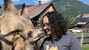 Michelle Kaufmann mit Kamelbaby Karl