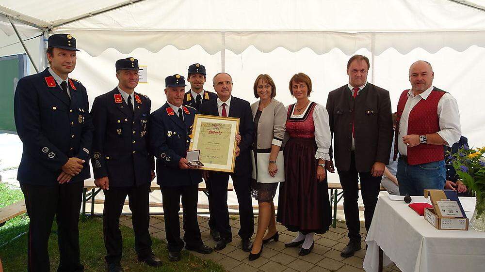 Kohlweiß (Dritter von links) mit Kameraden und Politikern bei der Verleihung des Ehrenzeichens in Gold beim Kirchtag in Klein St. Veit