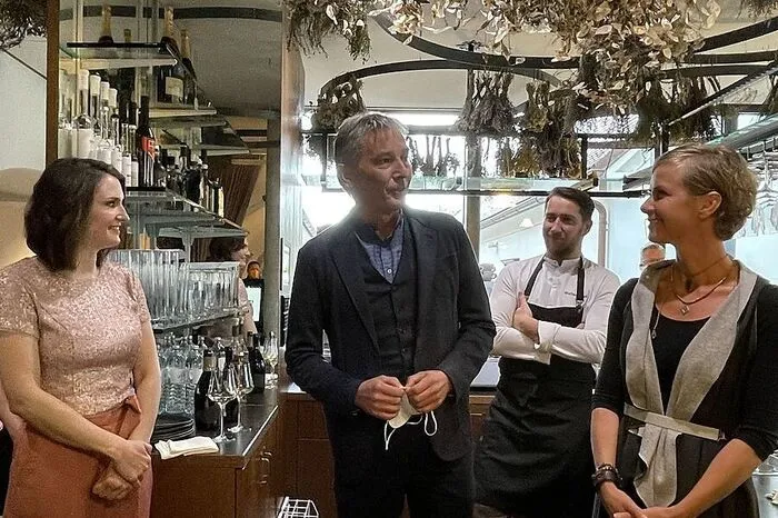 Fehrings Bürgermeister war einer der Gratulanten und überreichte als Einstandsgeschenk einen Lilli-Hocker.