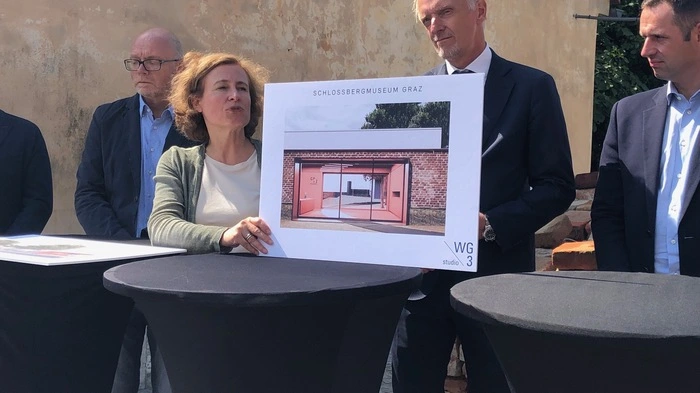 Sibylle Dienesch (Graz Museum Vizedirektorin und Projektleiterin), Stadtrat Günter Riegler und Gemeinderat Armin Sippel (re., Aufsichtsratstellvertreter des Graz Museums) zeigen den Plan fürs Schloßbergmuseum