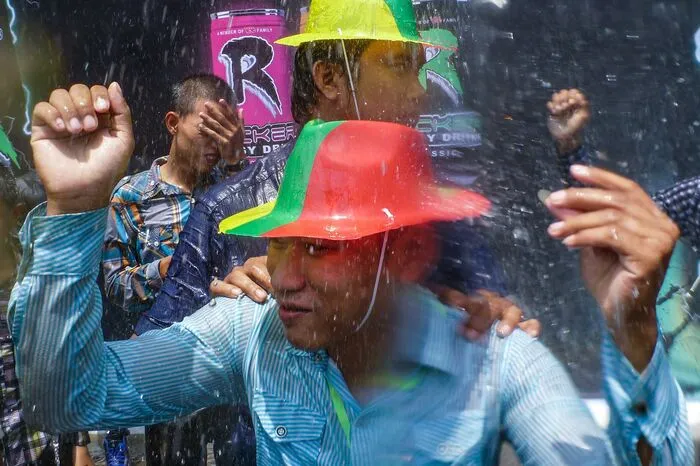 In der thailändischen Hauptstadt Bangkok waren bei Temperaturen von etwa 35 Grad wie jedes Jahr Mitte April Tausende mit Eimern und Wasserpistolen unterwegs, um andere Leute nass zu spritzen.