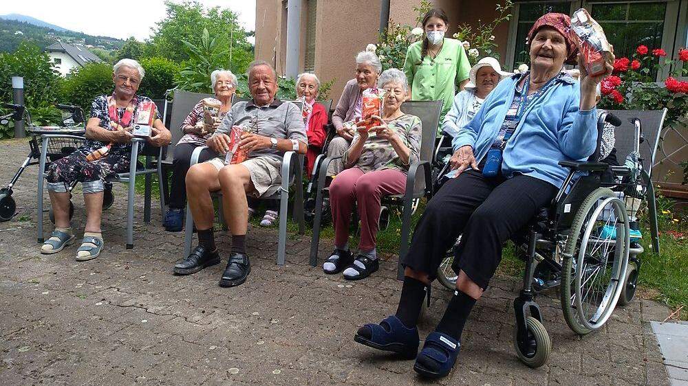 Die Seniorinnen und Senioren des &quot;Haus Theresia&quot; in der Tiebelstadt freuen sich über die Geschenke	