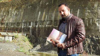 Rene Gruber auf der stillstehenden Baustelle in Millstatt. Er hat sich mit den Partnern überworfen