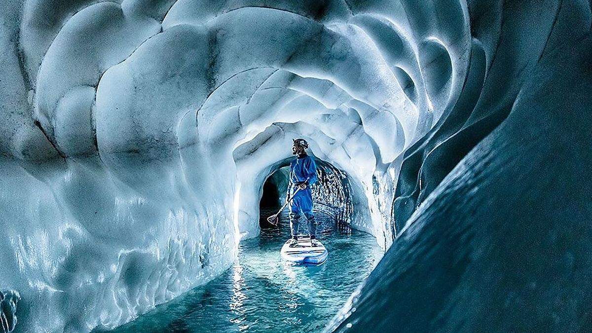Auf dem Surfbrett durch den Gletscher
