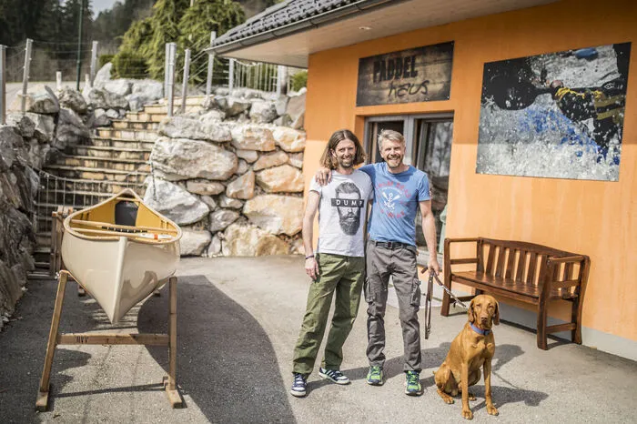Nikolasch mit Geschäftspartner Manfred Winkler vor dem Geschaäft namens "Paddelhaus"