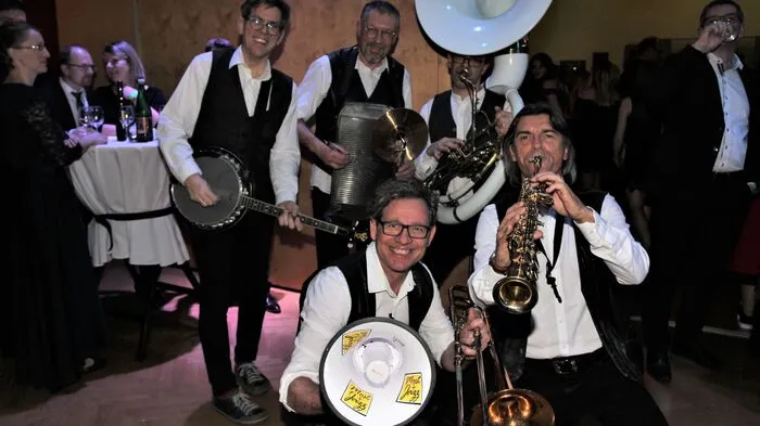 Musikgruppen zogen durch den Ballsaal.