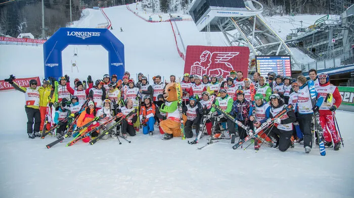 Einen Tag bevor Hirscher, Kristoffersen, Neureuther &amp; Co durch den Stangenwald rasen, traten Skigrößen vergangener Tage, Freunde und Partner der Sporthilfe in einem Rennen der besonderen Art und Weise an.