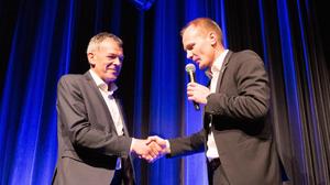 Der scheidende Bürgermeister Georg Willi gratuliert dem Wahlsieger Hannes Anzengruber