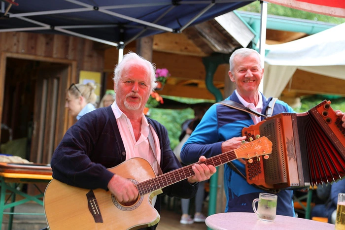 Musikalisch umrahmt hat das Fest der Biene das Duo Krajger. 