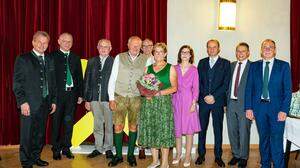 Vorstand und Ehrengäste mit dem scheidenden Aufsichtsratsvorsitzenden Johann Pretterhofer (Mitte)