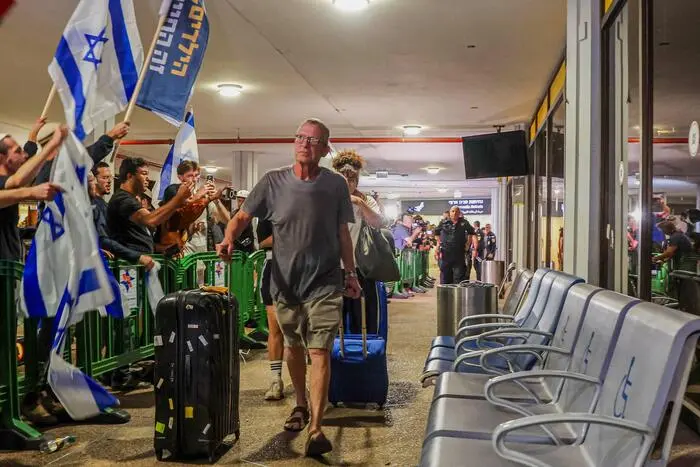 Am Mittwochabend landeten die Passagiere der Flydubai-Maschine in Israel und wurden dort bereits von Angehörigen und Freunden erwartet.