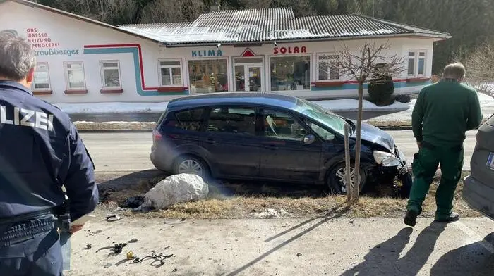Bei einem Zusammenstoß von zwei Pkw Donnerstagnachmittag in Ratten wurden zwei Personen unbestimmten Grades verletzt.