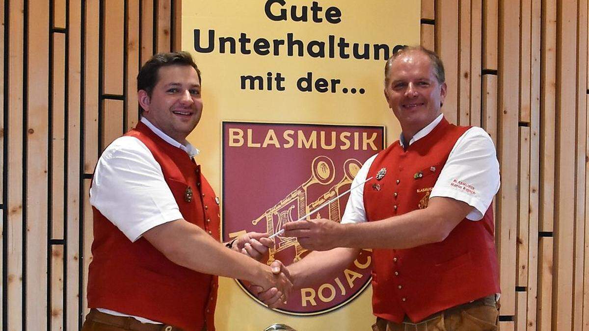 Kapellmeister Manfred Gönitzer (rechts) legte sein Amt als Kapellmeister in die Hände von Roland Perchtaler