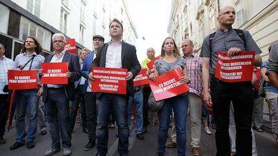 Babler und die Demonstranten in Wien