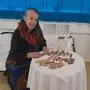 Margarethe Oberdorfer mit einigen Stücken der Pfeifen- und Flötensammlung