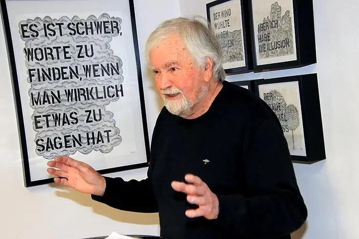 Das heißt, der bildende Künstler illustriert nicht die Texte und der Lyriker nimmt mit seinen Inhalten nicht Bezug auf die Bildwerke.