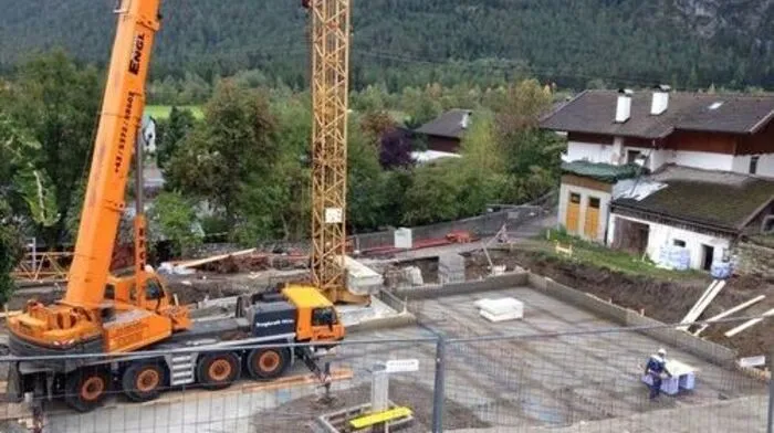 Die Arbeiten im Leisacher Dorfkern sind in vollem Gange. Der Hanserhof wurde bereits abgetragen
