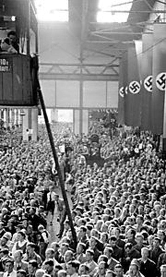 April 1938: Hitler bei seiner Ansprache in der Maschinenhalle der Weitzer Waggonfabrik 