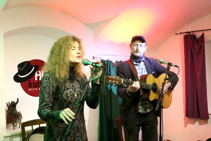 Top-Sängerin Cathie Ryan und Folk-Superstar John Doyle aus Irland ... 