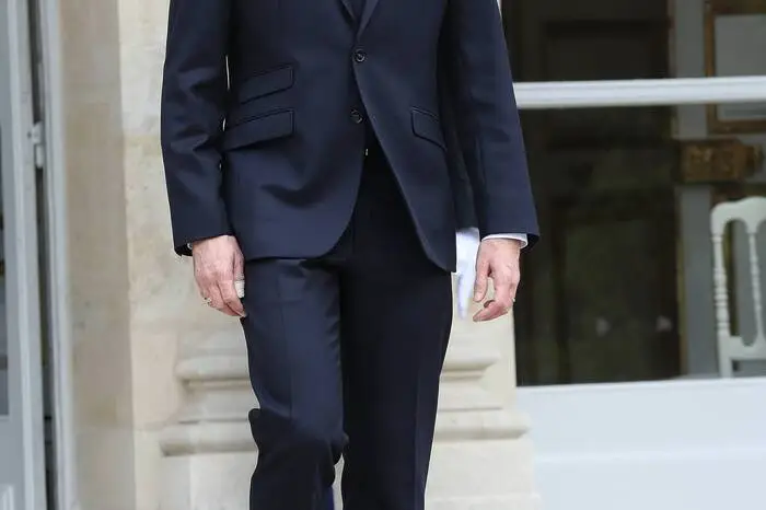 Gerhard Schröder wurde für sein Faible für Brioni öffentlich gescholten und Emmanuel Macron trägt neuerdings auch nur mehr Anzug von der Stange.