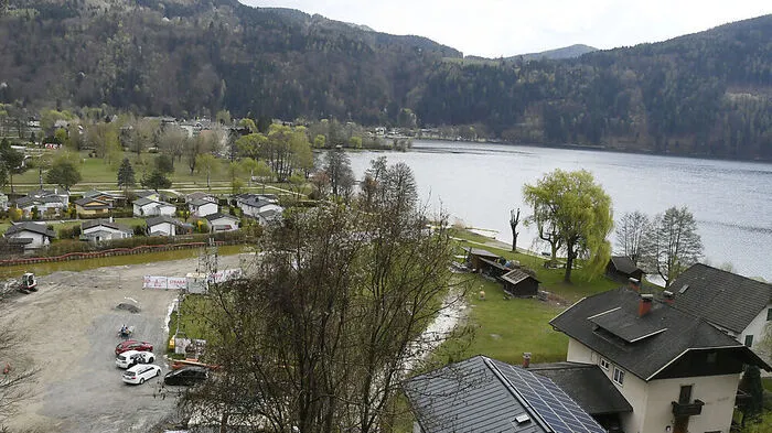 Angrenzend an die Bungalow-Siedlung wurde der Aushub für die Tiefgarage gemacht. In der Baugrube sammelte sich Grundwasser. Für das sachgemäße Abpumpen ist eine wasserrechtliche Bewilligung erforderlich 