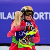 Katharina Huber jubelte im Ziel der Teamkombi - erste Gratulantin war schon da Katharine Truppe.