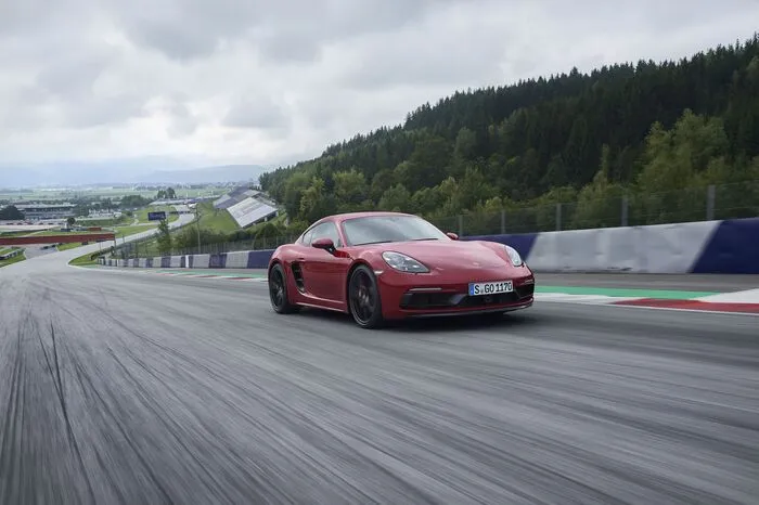 Die Mittelmotorsportler gibt es mit manuellem Sechsgang- oder Doppelkupplungsgetriebe. Eine Reihe von Optionen wie das Porsche Torque Vectoring (PTV) inklusive mechanischer Hinterachsquersperre oder das Sport-Chrono-Paket sind beim GTS serienmäßig an Bord. Ebenso das „Porsche Active Suspension Management“, das die Karosserie um zehn Millimeter tieferlegt.