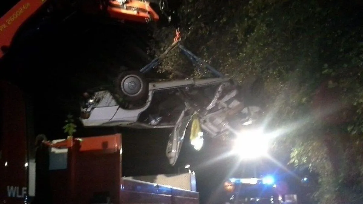 Auto musste per Kran geborgen werden