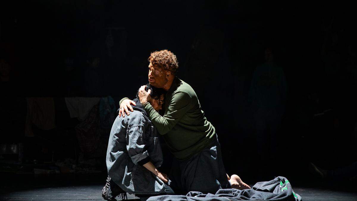 Jeremy Ovenden als Titus und Anna Goryachova als Sesto