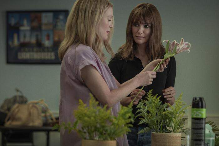 Julianne Moore und Portman im Film „May December“