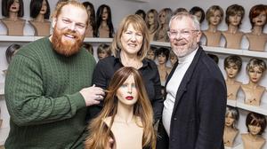Sebastian Pfister, Lisa Maria Byrne und Peter Pfister im neuen Perückenstudio in Velden