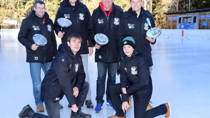 Am Foto von Links: Stefan Kräuter (Kassier), Philipp Töplitzer (Schriftführer-Stvr.), Erich Schrittesser (Obmann), Andreas Ronacher (HC-Kapitän), vorne hockend Dominik Oberberger und Philipp Greier (HC-Köttern Nachwuchs).