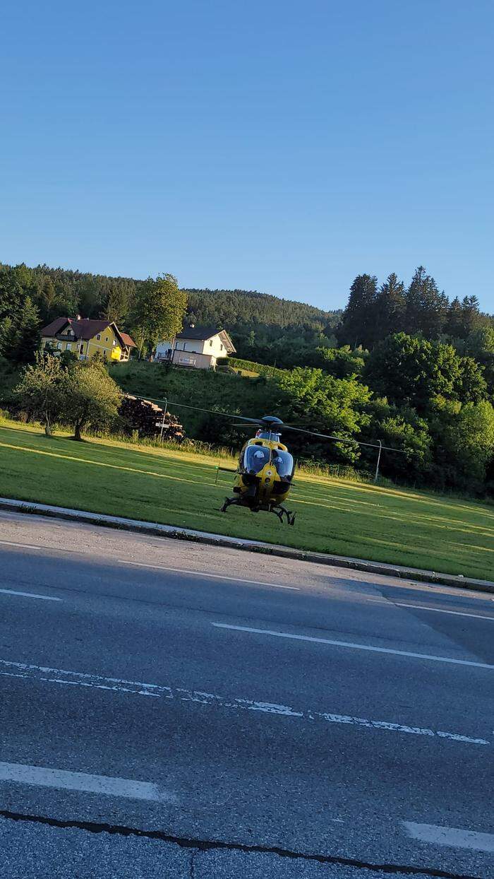 Ein Notarzthubschrauber brachte den Verletzten ins Krankenhaus