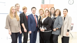 Das Team der AK Wolfsberg mit Bezirksstellenleiter Jürgen Jöbstl im blauen Anzug, Präsident Günther Goach (links) und Direktorin Susanne Kißlinger (rechts)