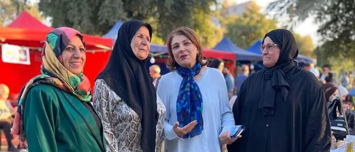 Shirouk Abayachi (zweite von rechts) im Dialog mit Landsfrauen