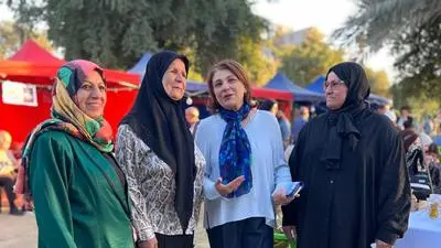 Shirouk Abayachi (zweite von rechts) im Dialog mit Landsfrauen