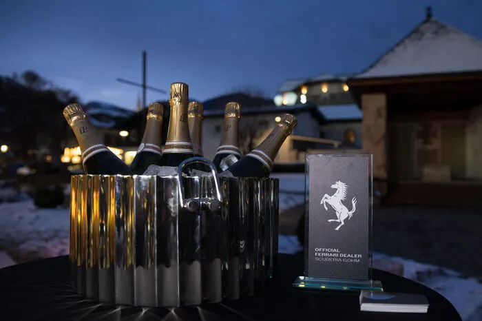 ...natürlich standesgemäß mit Champagnerbegleitung
